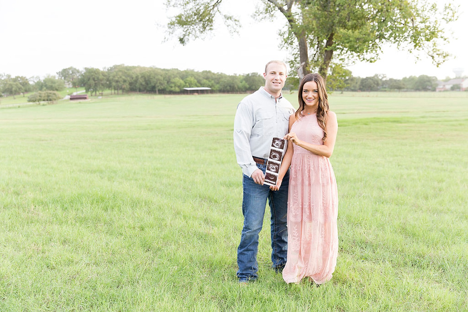 Texas portraits to announce pregnancy with Randi Michelle Photography