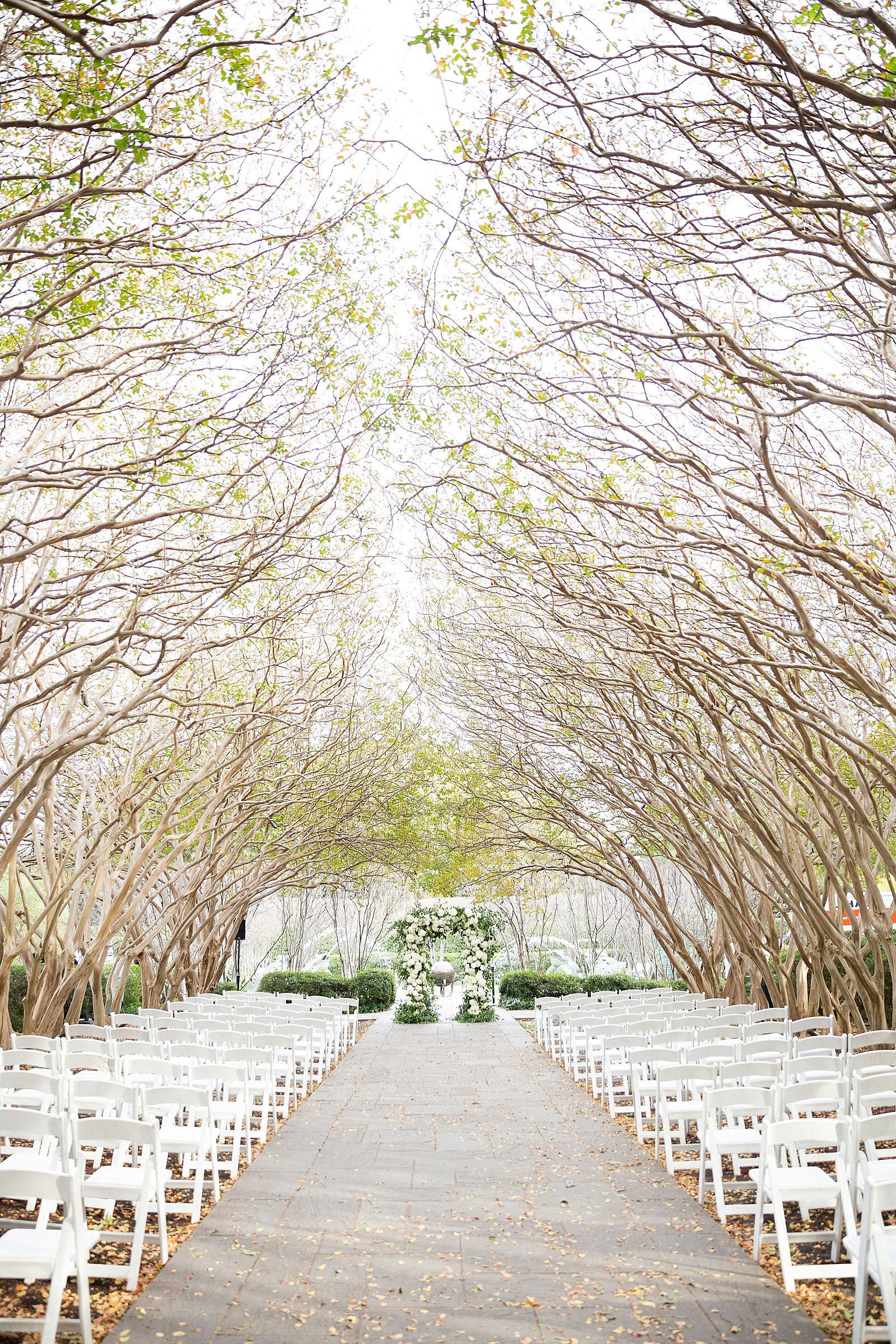 Outdoor Dallas TX wedding ceremony photographed by Randi Michelle Photography