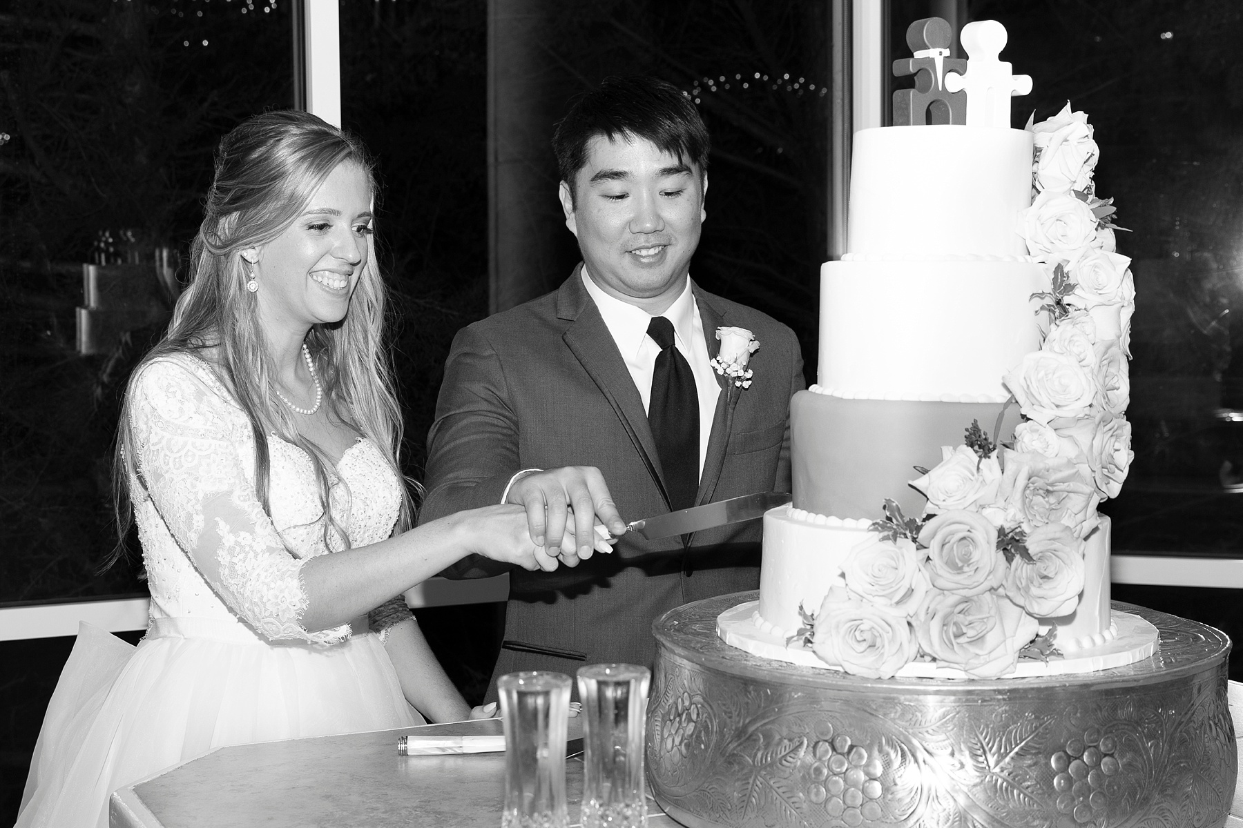 bride and groom cut wedding cake at Ashton Gardens with Randi Michelle Weddings