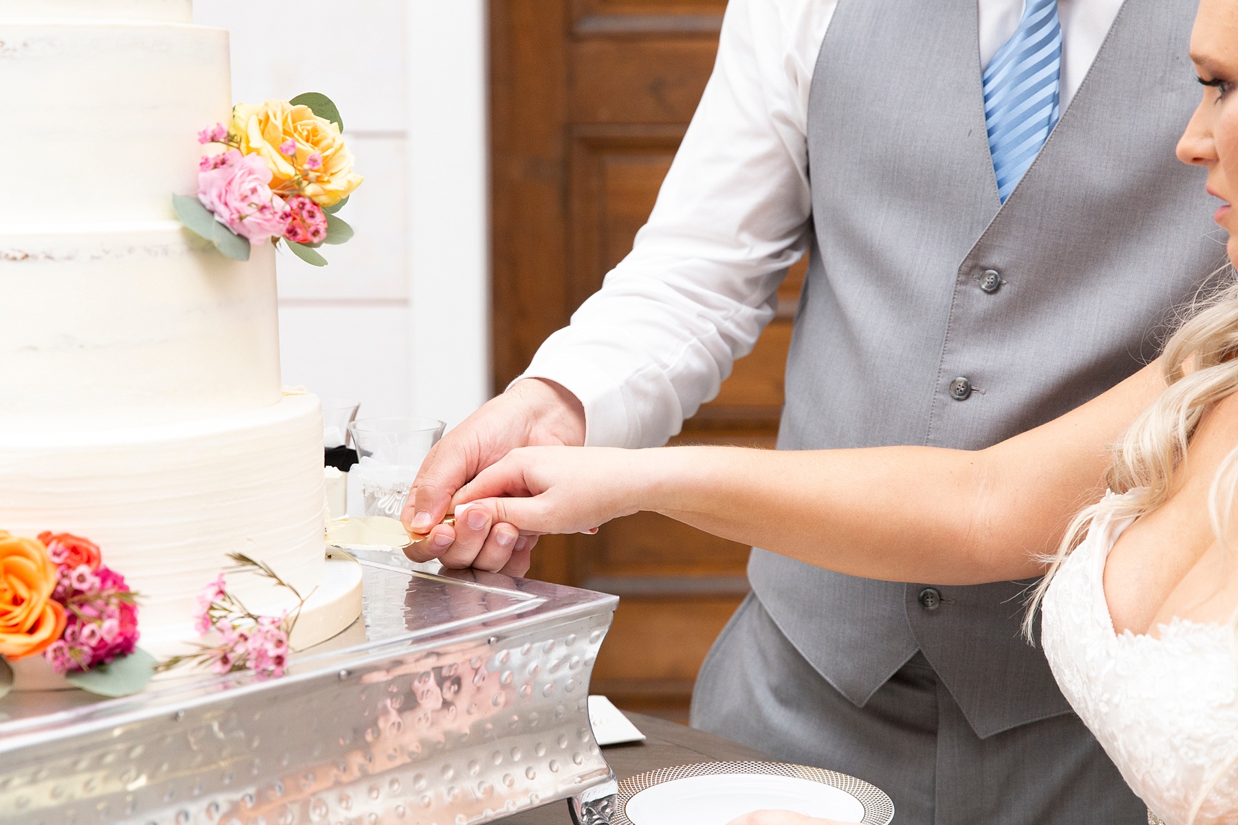 Randi Michelle Weddings photographs bride and groom cutting cake