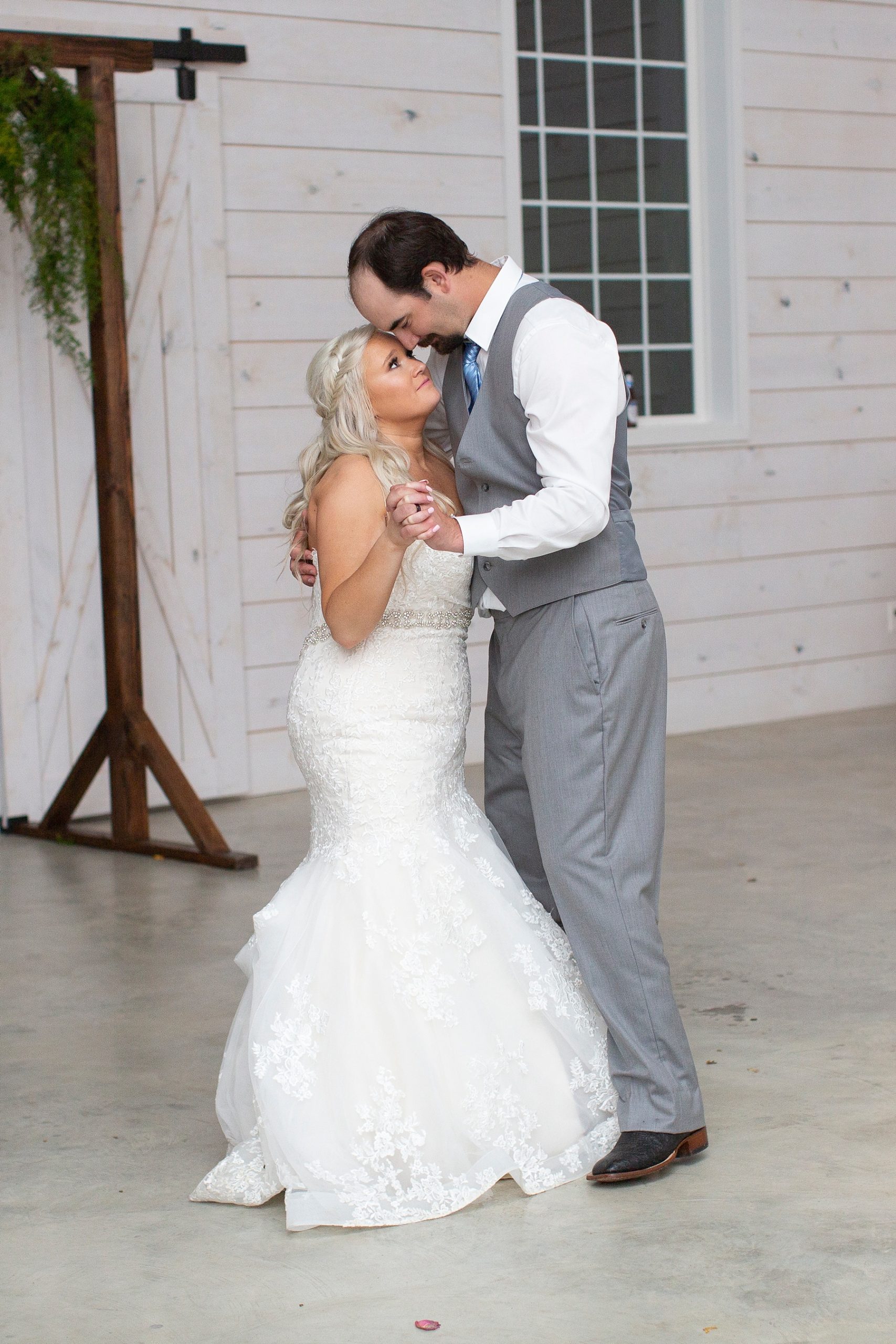 private final dance for newlyweds photographed by Randi Michelle Weddings
