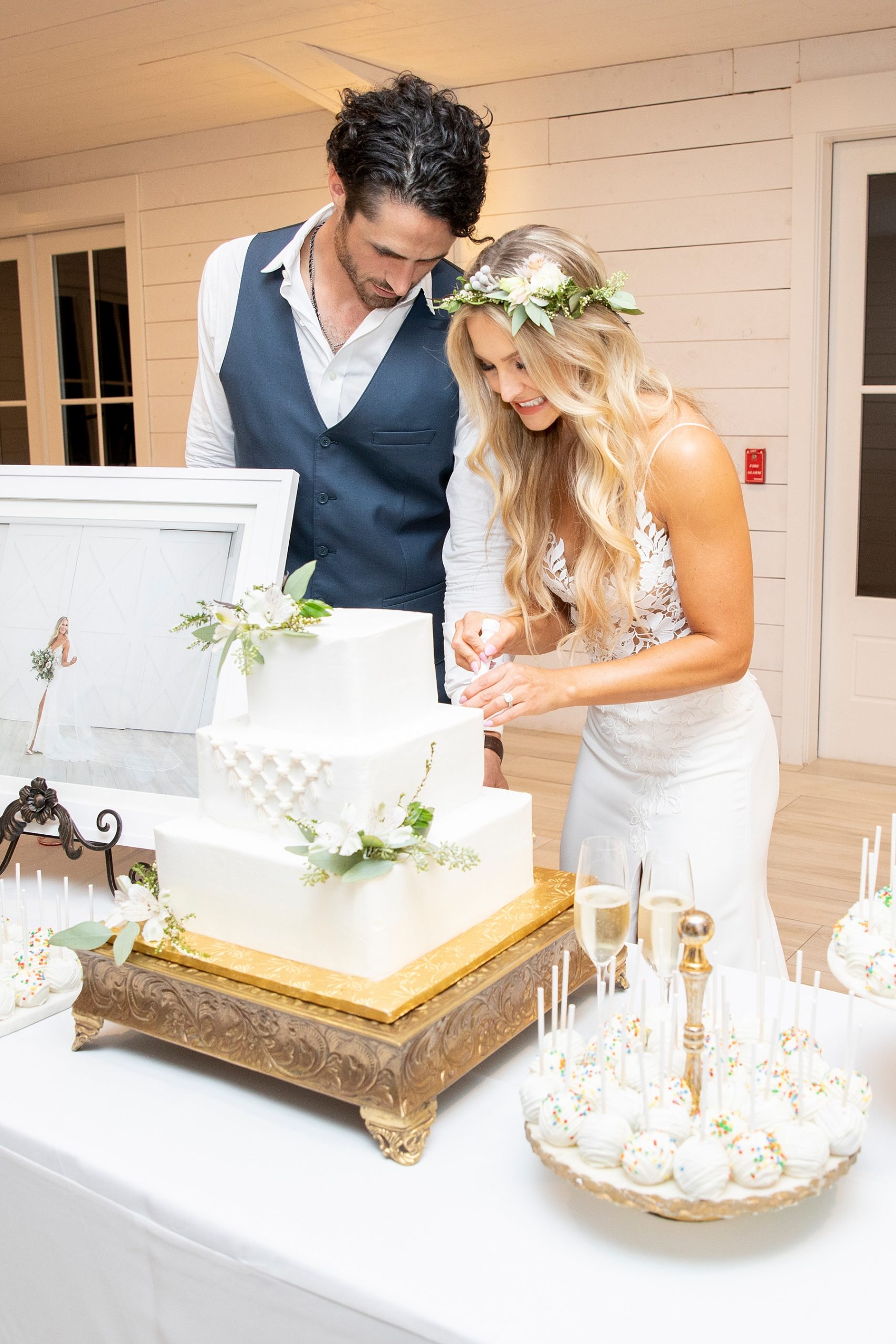 cake cutting at Texas wedding reception photographed by Randi Michelle