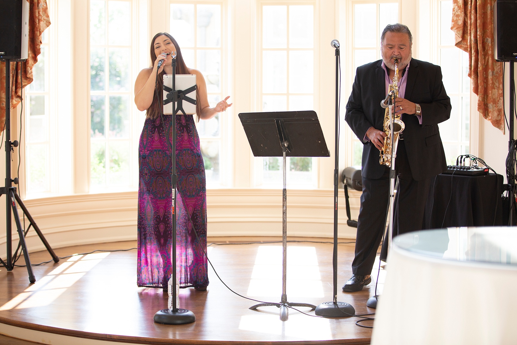singer and saxaphone duet sing during cocktail hour