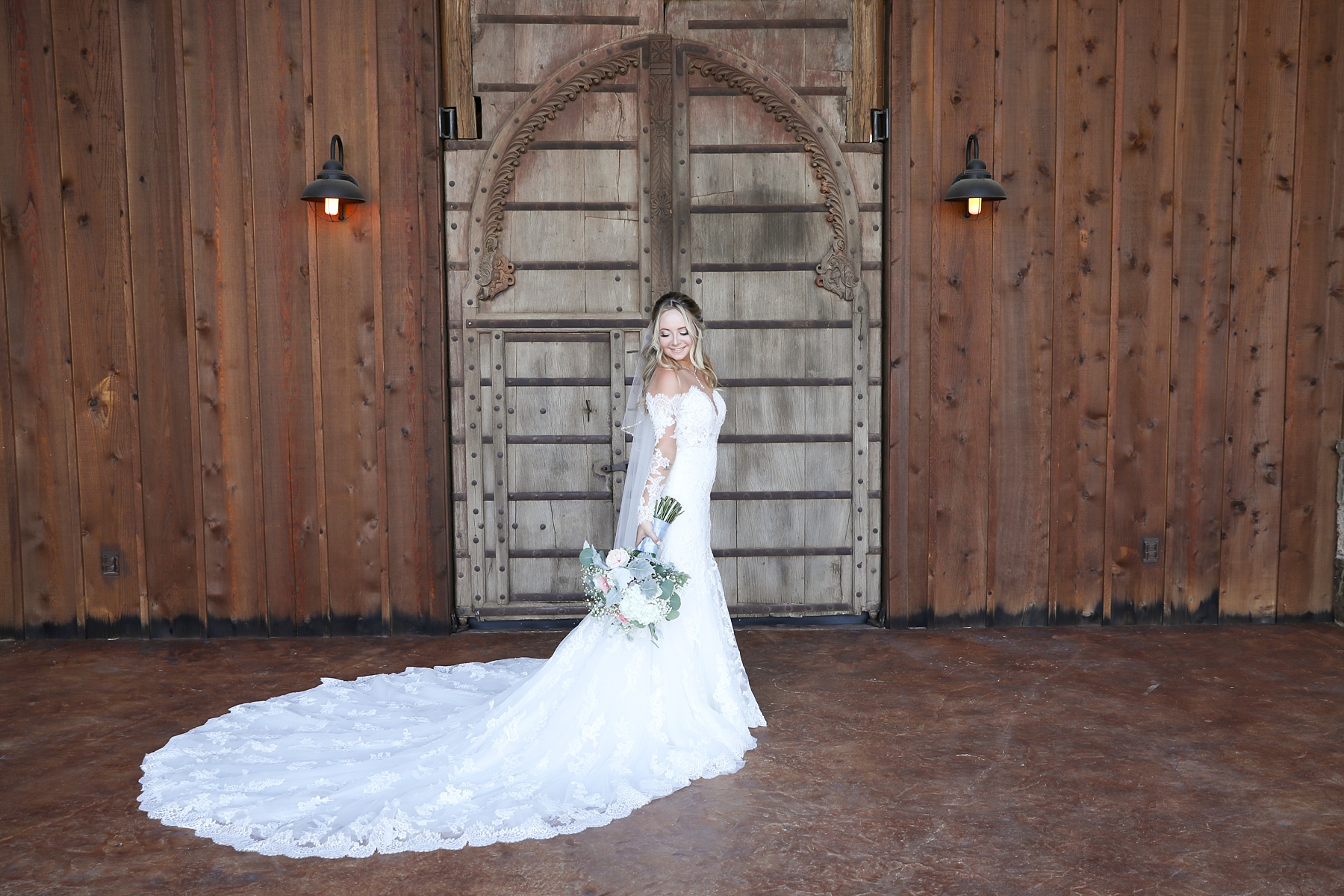 Randi Michelle Weddings captures Texas bridal portraits at Lucky Spur Ranch