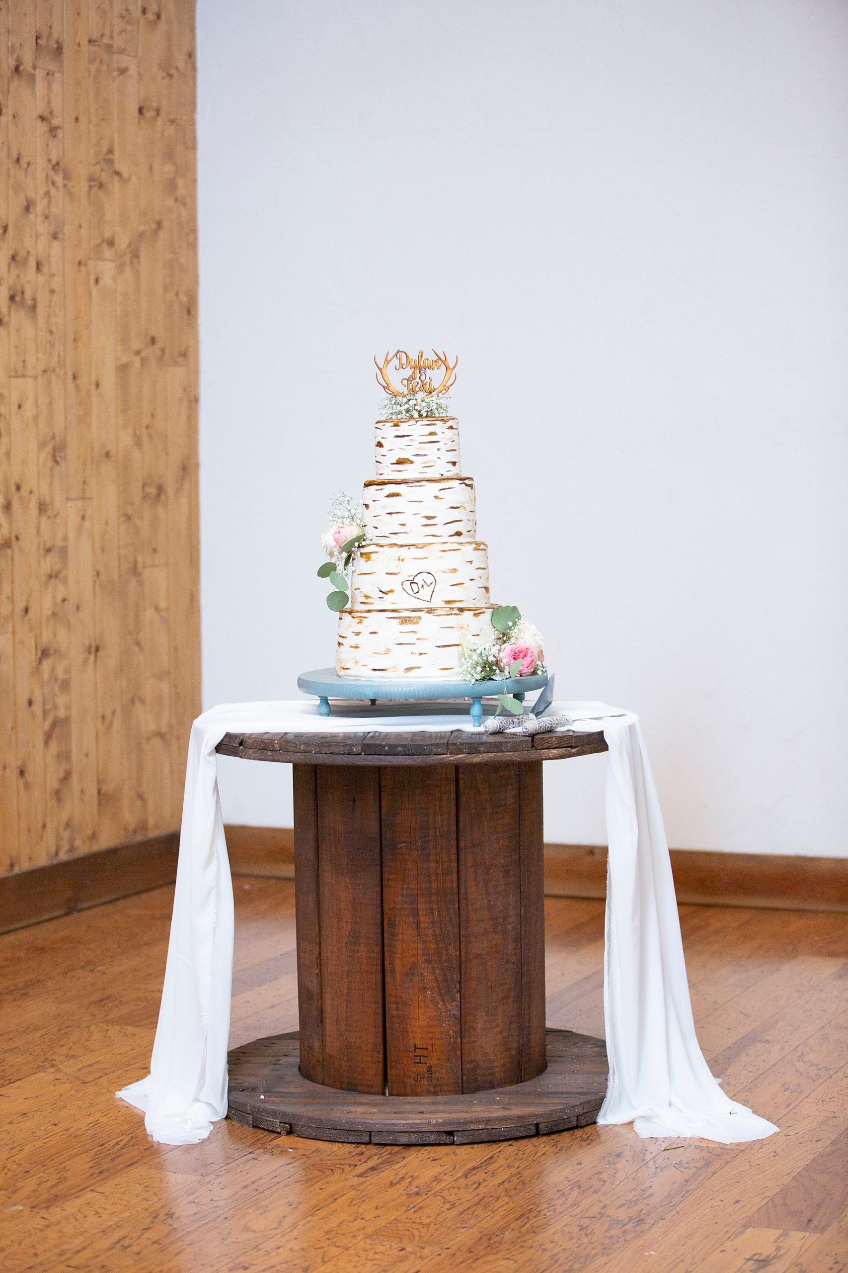 rustic wedding cake at Lucky Spur Ranch
