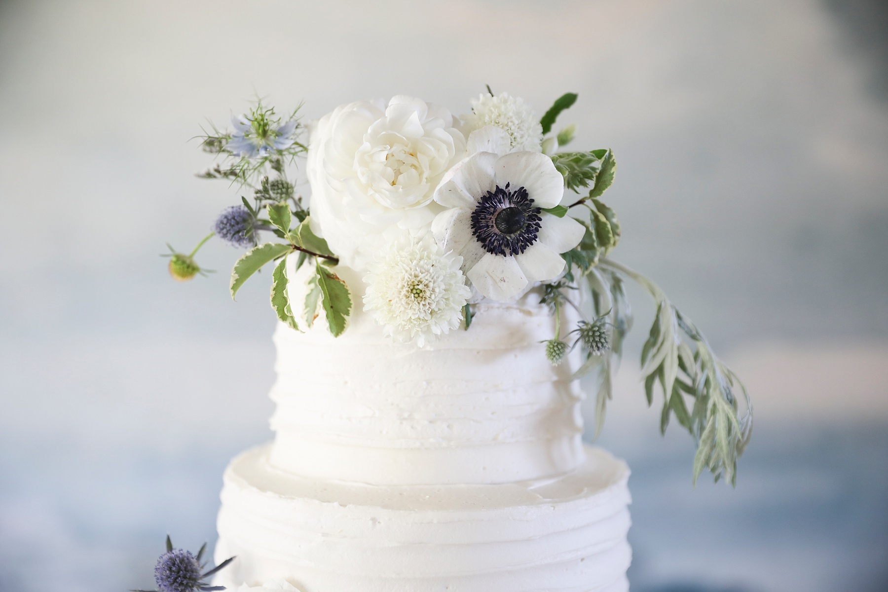 wedding cake with anemone 